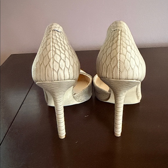 BCBGeneration Textured taupe Heels - Picture 5 of 6